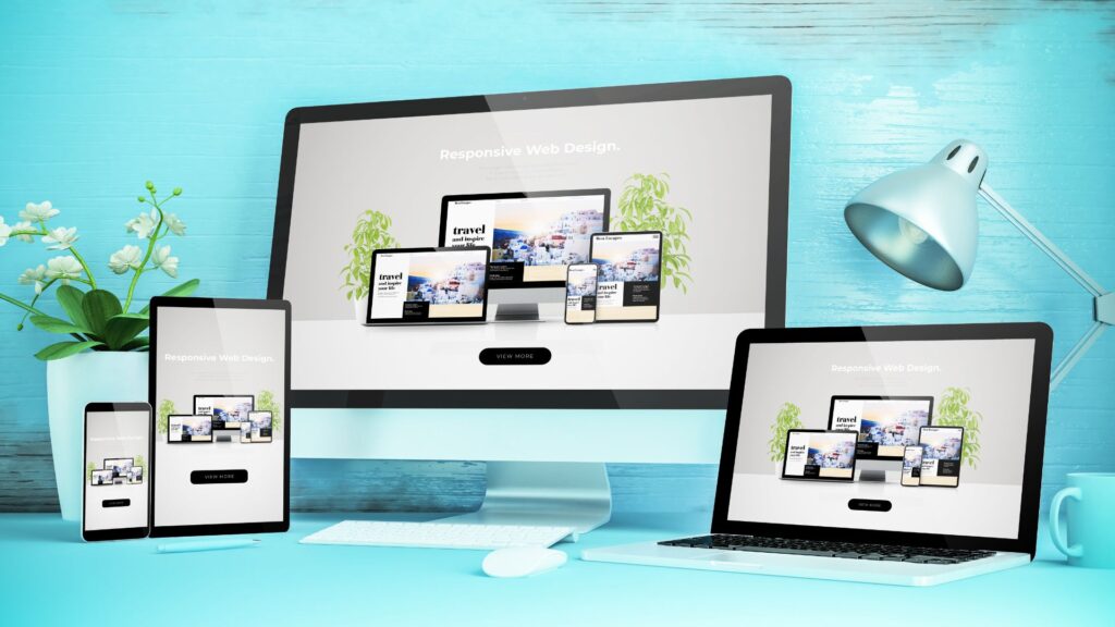 Varias pantallas mostrando un sitio web en diferentes dispositivos (ordenador, tablet y smartphone), destacando el diseño responsive